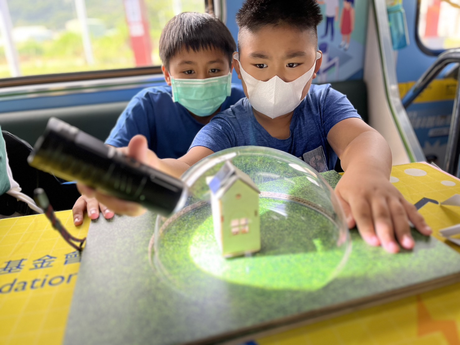 友達參與基礎科學主題車廂，以STEAM教學精神，設計「逐日科學家」、「太陽能工程師」以及「淨零建築師」三大能源科普課程和實驗