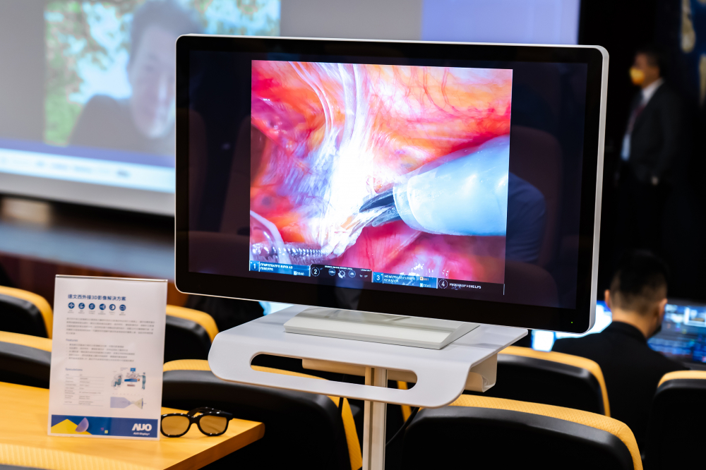 達擎於「國際大腸直腸外科論壇」中，成功導入達文西外接3D影像解決方案。透過達擎即時影像處理技術轉換為成1080p的高解析度畫質，將3D擬真畫面即時呈現於32吋4K 3D醫療顯示器