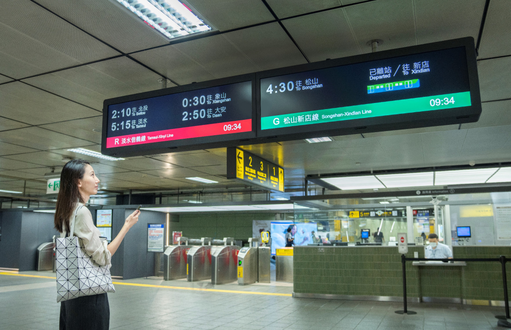 達擎TARTAN顯示器的特殊長條型比例非常適合空間與高度有限的大眾運輸場域應用，具備工業等級高品質、高亮度、高解析與高色彩飽和度等優勢，打造都會智能車站新風貌。