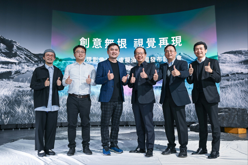 友達光電與再現影像攜手，於中影製片廠建置全台首座提供嶄新一站式整合服務的LED虛擬製作攝影棚（圖左至右：再現影像視覺總監郭憲聰、再現影像營運總監黃棨雋、再現影像藝術總監與導演紀柏舟、友達光電技術長廖唯倫、友達光電系統設計製造服務事業總部副總經理曾天龍、友達光電系統產品事業資深處長蘇聖倫）