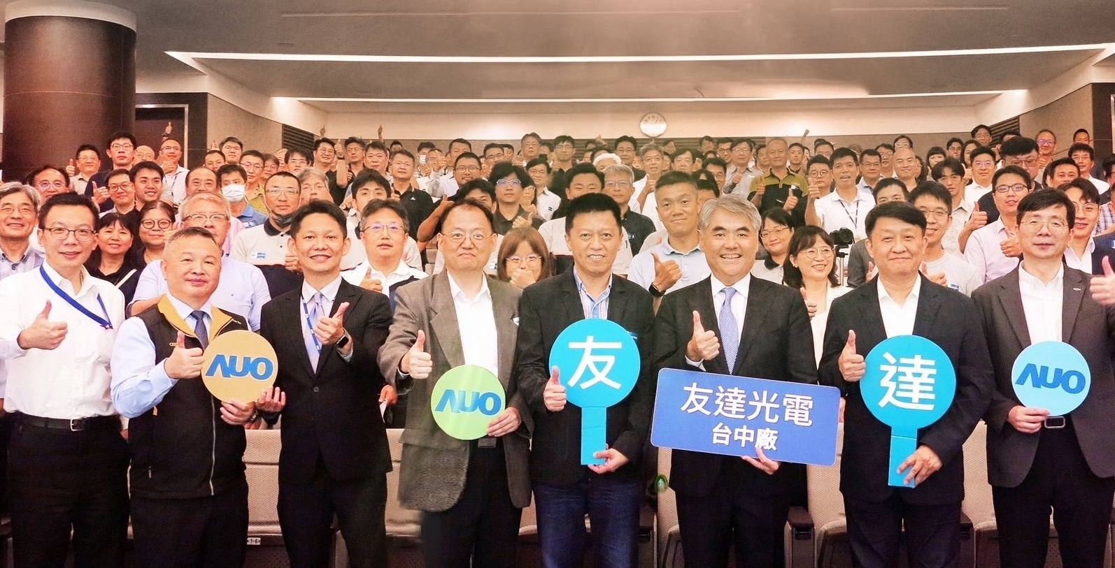 友達以太陽能解決方案領航者，跨足建築領域，4日在台中廠區舉辦「光電建築一體化研討會」，邀請產業先驅共同推動綠化，打造新一代智慧綠建築。