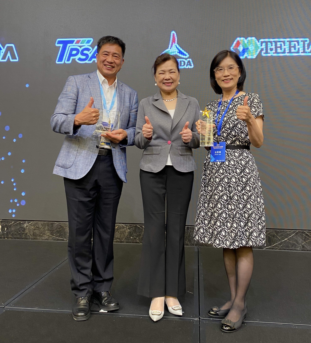 友達致力推動永續發展，於Touch Taiwan2024以3R策略貫穿Display、ESG展位實現綠色展覽目標之成果，Display展位獲綠色裝潢設計鑽質獎最高榮譽，ESG同獲金質獎殊榮。由經濟部長王美花（中）親自頒予友達光電董事長彭双浪（左）、友達光電永續長古秀華（右）
