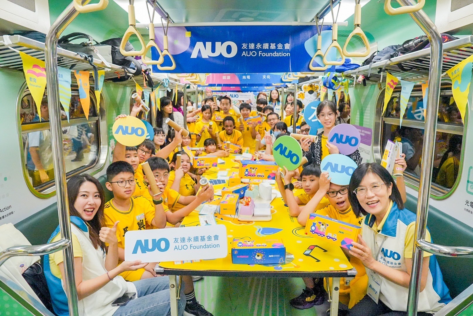 友達永續基金會響應國科會推動的「臺灣科普環島列車」正式啟航，透過「生活中的科學」車廂課程設計，展開為期6天巡迴全臺17個縣市、？32站的移動式科普之旅