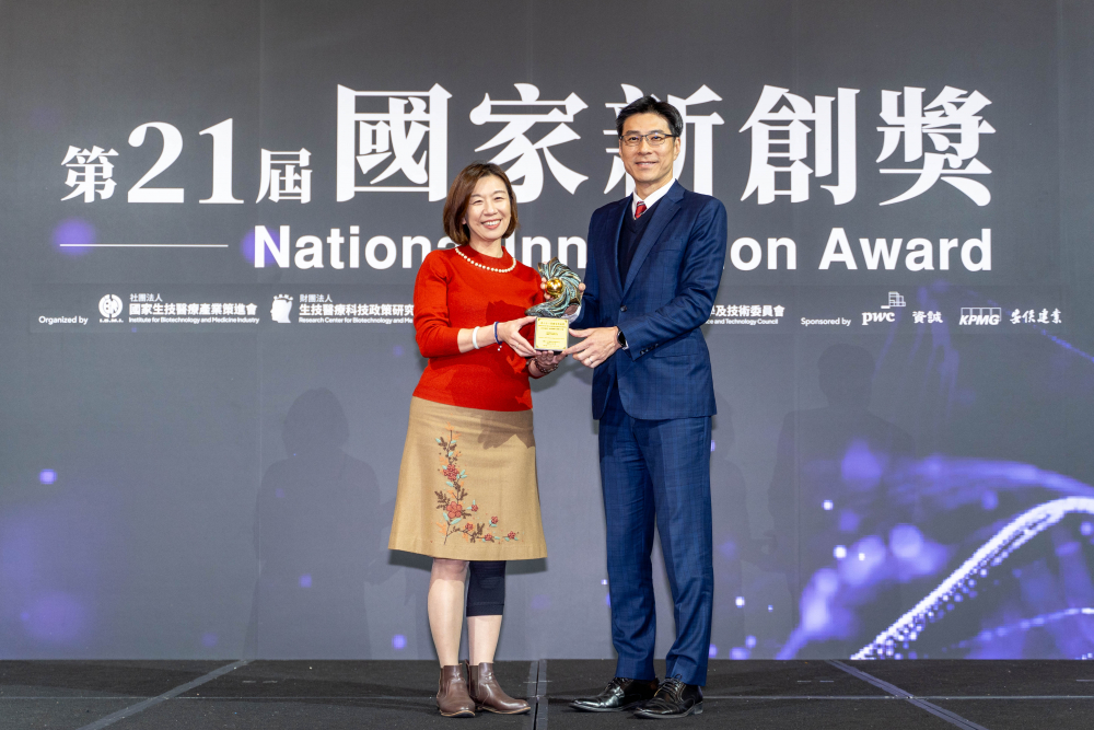 友達旗下子公司友達耘康與達擎分別以「中醫數位化檢測解決方案」及「寬視角3D醫療顯示器」獲得第二十一屆國家新創獎「智慧醫療與健康科技」類別的「企業新創獎」與「國家新創精進獎」兩項殊榮。圖左為衛生福利部政務次長林靜儀、圖右為友達光電智慧醫療事業群總經理廖世宏