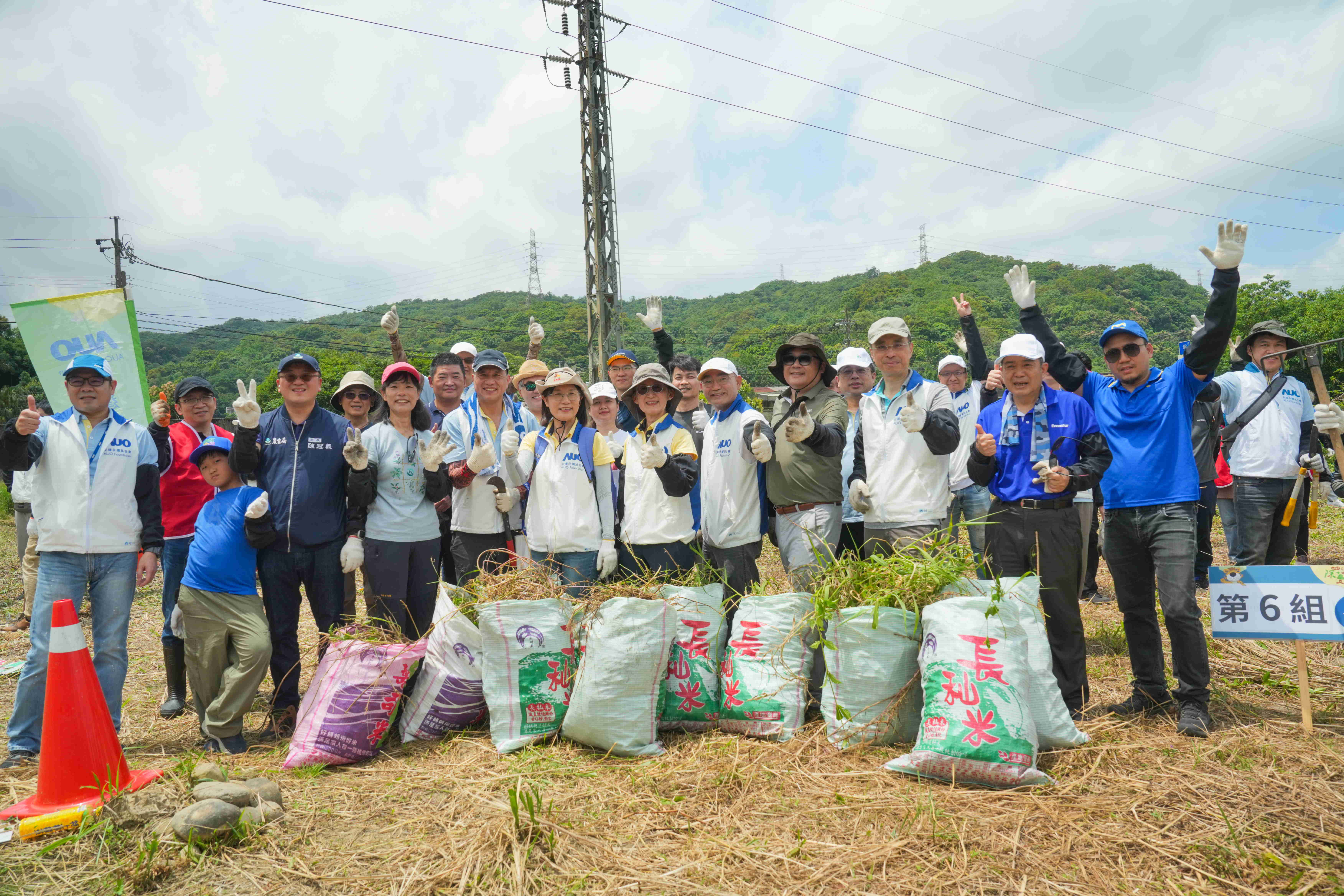 友達永續基金會今（17）日在桃園龍潭廠區舉辦「手護台灣綠色堡壘　Green Party除蔓生活節」，由友達光電暨友達永續基金會董事長彭双浪攜手政府、供應商等合作夥伴共同參與
